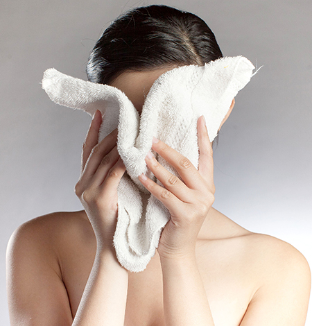 Rửa mặt bằng khăn: Ẩn chứa nhiều mối nguy hiểm
